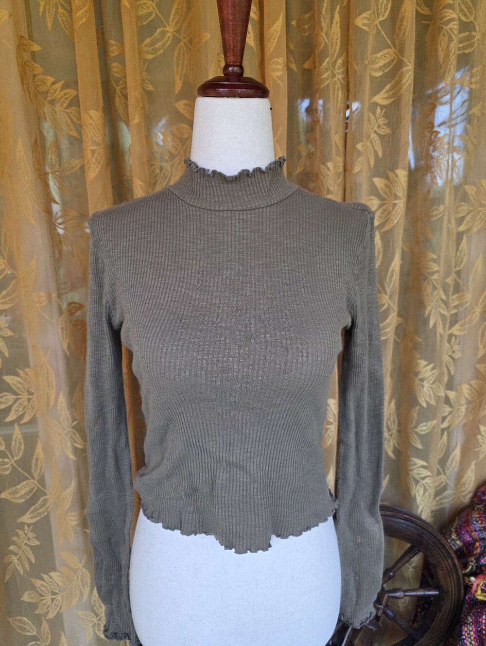 Ribbed Green Frilly Size Medium Long Sleeve T-shirt Cotton